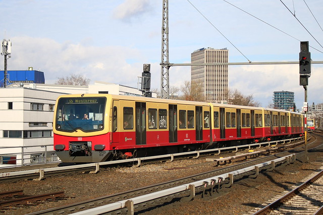 S-Bahn Berlin GmbH: Triebzug der Baureihen 481/482 als S5 nach Westkreuz kurz vor Erreichen der Station Berlin Zoologischer Garten