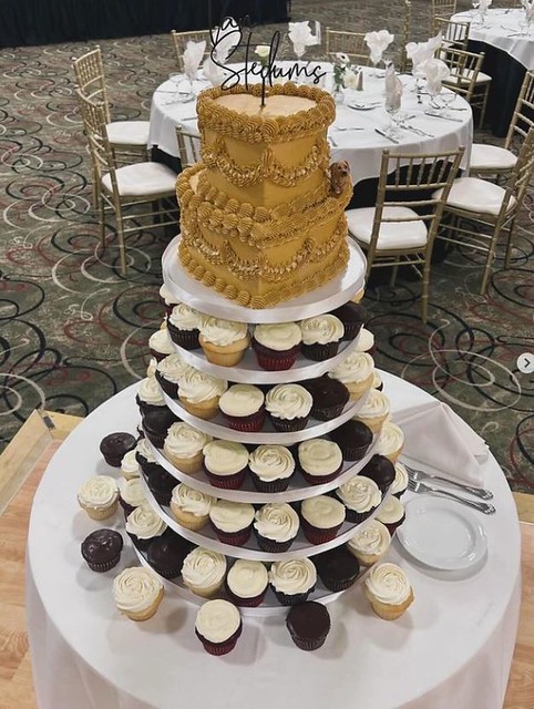 Gold heart Mini 2 tier with swag piping and a cupcake tower