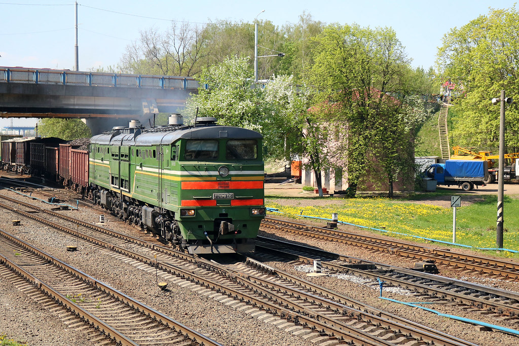 Тепловоз 2ТЭ10МК-3351 с грузовым составом на станции Могилёв-2 (Беларусь).