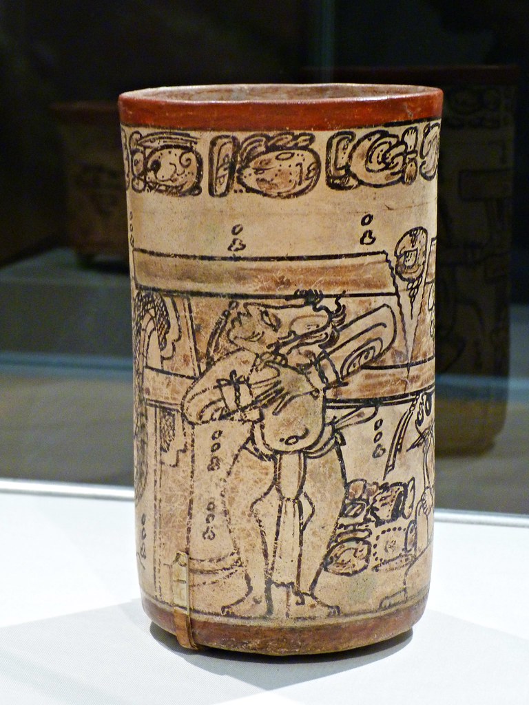 Vaso estilo códice con escena mitológica. 