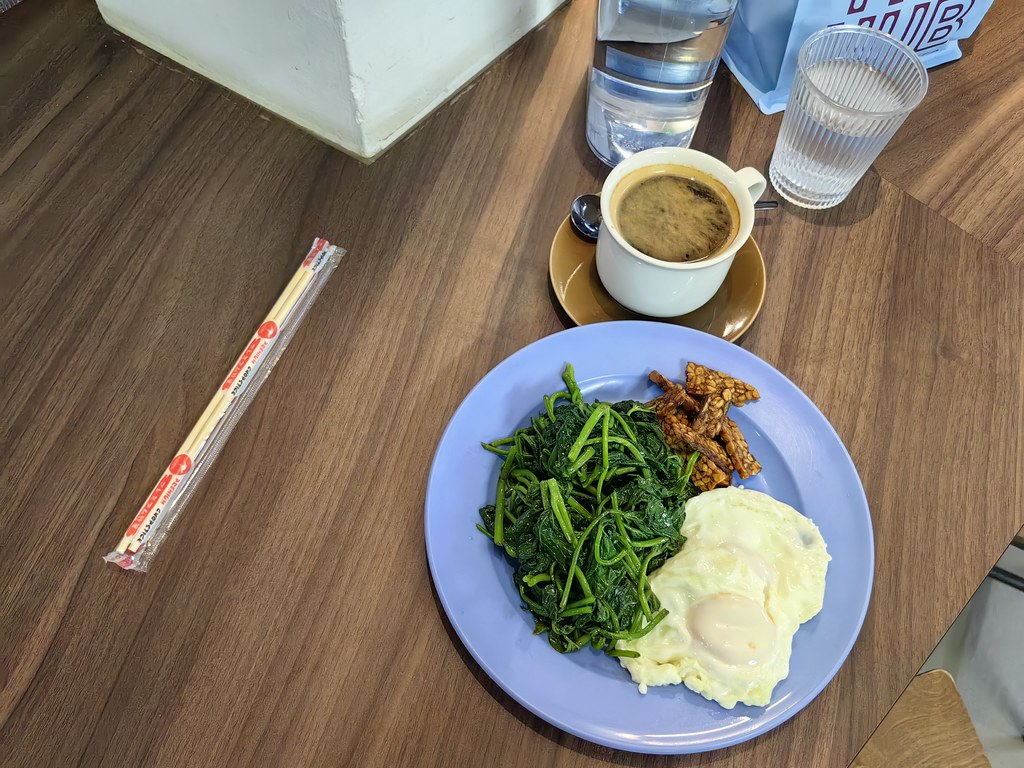 素 Mixed Vegetarian rm$6 & 黑咖啡 Black Coffee rm$11 @ Fongjie Vegetarian and Oddday in PJ Pusat Penjaja MBSJ SS22