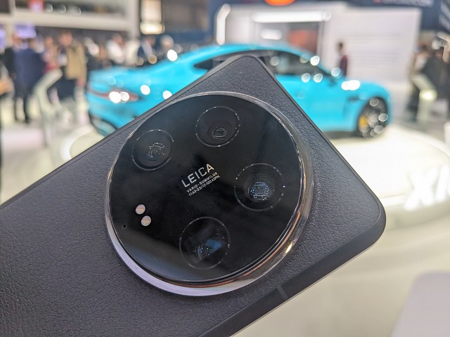 Round objects from Xiaomi: camera lenses and car wheels