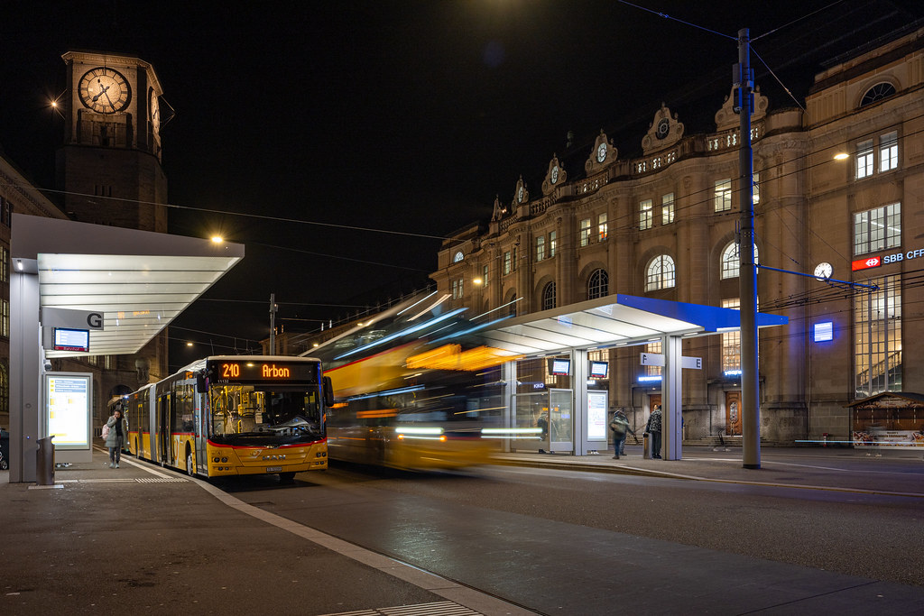 St.Gallen Stadt Innenstadt Bahnhofplatz NZ8_9838 Night-Walk Verkehr Postauto Bewegung Langzeitbelichtung