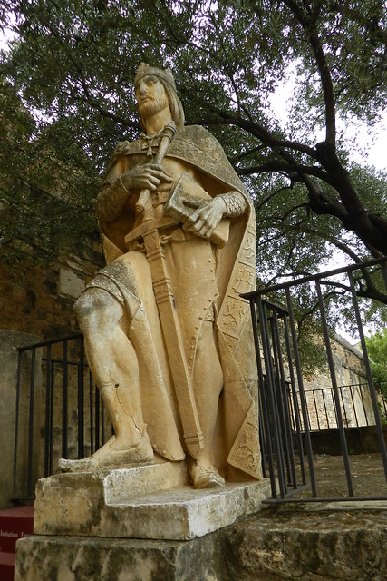 escultura estatua del rey de castilla alfonso X el sabio en alcazar de los reyes cristianos cordoba