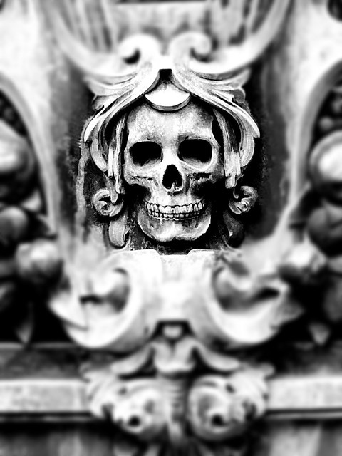 Skull in Pere La Chaise