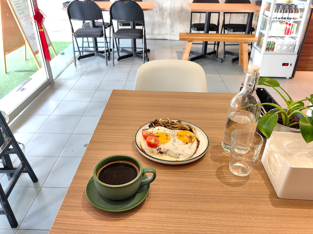 酸麵包配煎蛋和香菇 Sourdough w/SunnySide Egg & Mushroom m$12 & 美式黑咖啡 Americano rm$7 @ 16 Degrees Coffee & Grocer USJ16