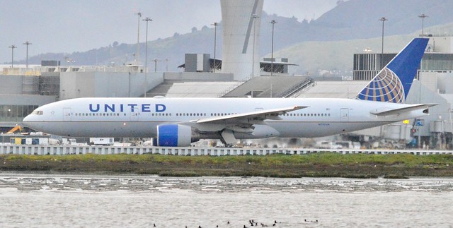 United Airlines Boeing 777 -200 N797UA arriving SFO DSC_0517