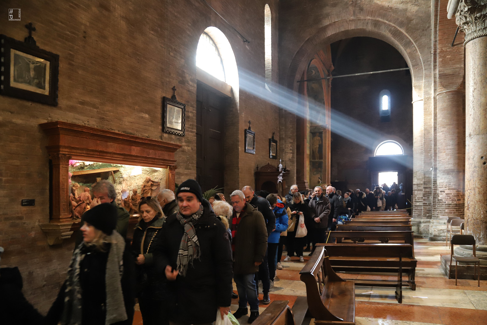 #a0710 Modena, Duomo, modenesi in visita a San Geminiano