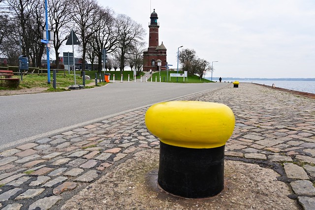 Der alte Leuchtturm an der Einfahrt in den Nord-Ostsee-Kanal