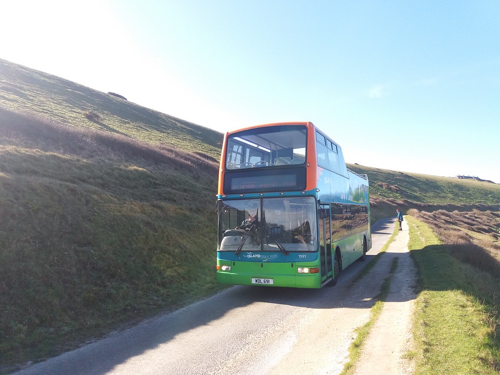 On the 2nd Day of the 2024 Needles Breezer service, Southern Vectis 1991 (WDL 691 ex HW52 EPK) an empty part open top Volvo B7TL Plaxton President is making its way along the cliff top from the Battery towards Alum Bay