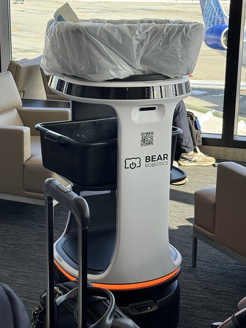 Busser robot at the United Club