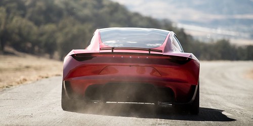 Tesla Roadster acelera e chega já no próximo ano