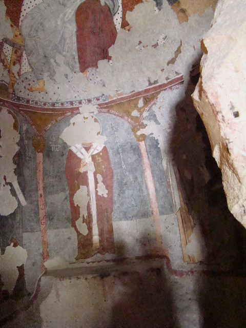 santo pintura al fresco en abside interior iglesia de la manzana elmali kilise museo al aire libre de goreme capadocia turquia 6