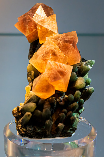 Flourite on quartz (?) - Tucson Gem, Mineral and Fossil Showcase