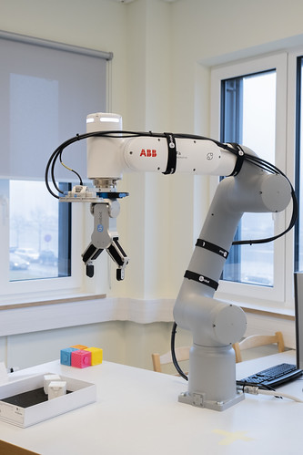 RTU papildina aprīkojumu ar jaunu kobotu jeb sadarbības robotu