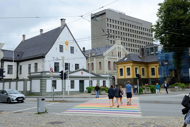 5533 Bunter Zebrastreifen / Regenbogenfarben, LGBT und altes Rathaus am Rådstuplassen   - Fotos von Bergen, Stadt und Kommune im Fylke Vestland in Norwegen.