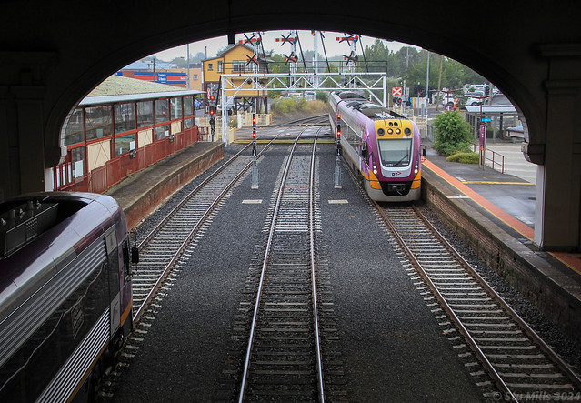 VL110 waits on Ballarat station’s platform 1 for VL71 to stop at platform 2 on a typical cool misty day