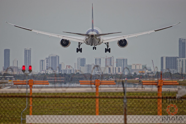 LATAM Boeing 787 landing at MIA's runway 9