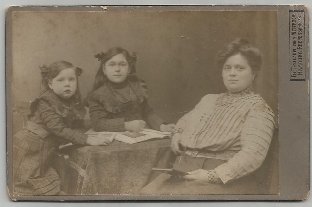 Frau mit Kinder 1918