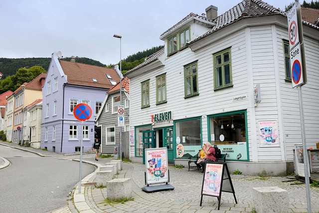 5641 Geschäfte und Wohngebäude am Ladegårdsgaten - Fotos von Bergen, Stadt und Kommune im Fylke Vestland in Norwegen.