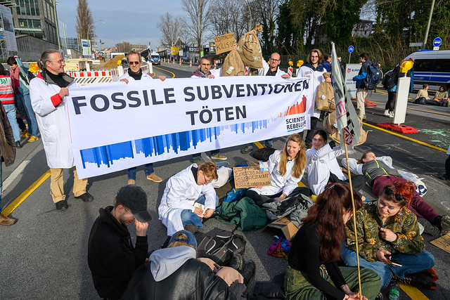 Aktivist*innen von Scientist Rebellion bei der Besetzung der Elsenbrücke für den Abbau fossiler Subventionen.
