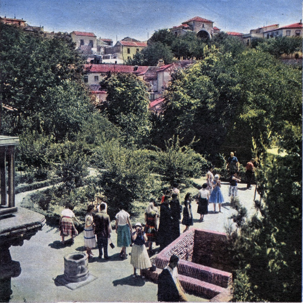 Jardines del Museo del Greco en el verano de 1959. Al fondo se ve la iglesia de San Cristóbal. Fotografía de Ramón Masats para el diario Ya.