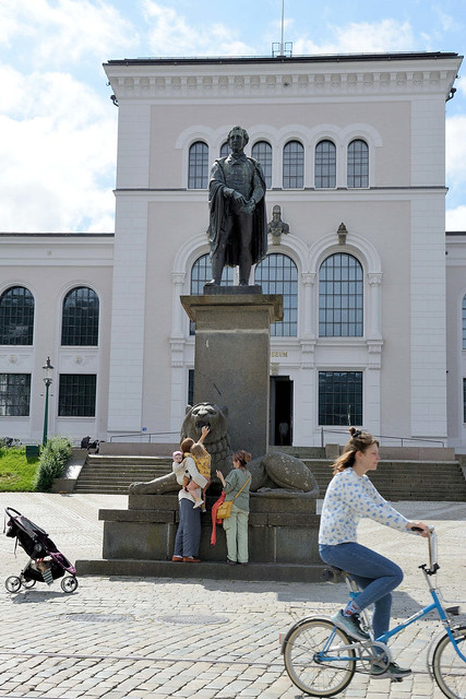 5701 Christiestøtten, Statue von Wilhelm Frimann Koren Christie auf dem Museumsplatz  - Fotos von Bergen, Stadt und Kommune im Fylke Vestland in Norwegen.