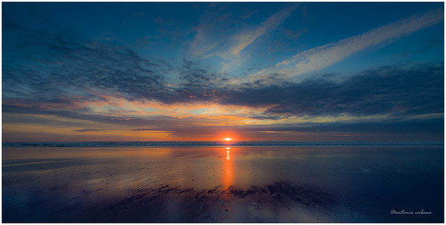 Paleta de  azules y rojos en el cielo y reflejos en la arena // Palette of blues and reds in the sky and reflections in the sand