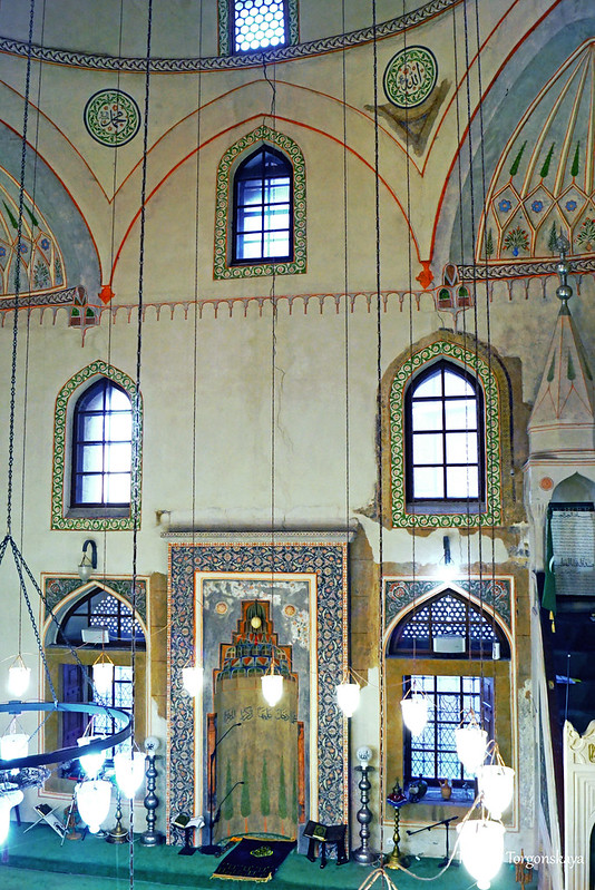 Зал мечети Ферхадия - вид с махфила