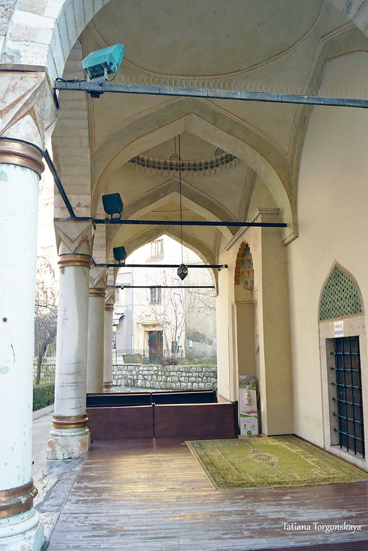 Крыльцо мечети Ферхадия
