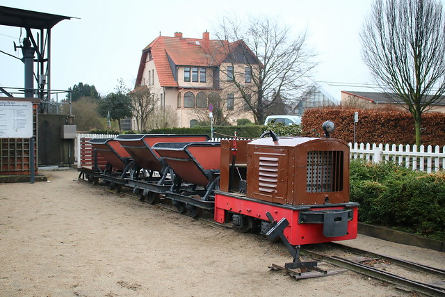 Molli: Molli-Museum in Ostseebad Kühlungsborn West - Feldbahn-Diesellok mit 3 Kipploren und einer Grubenlore