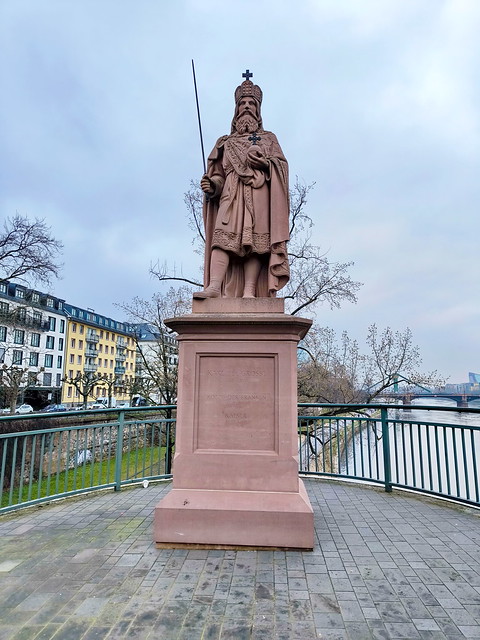 25 - Francfort Mars 2024 - Charlemagne sur le Alte Brücke qui enjambe le Main