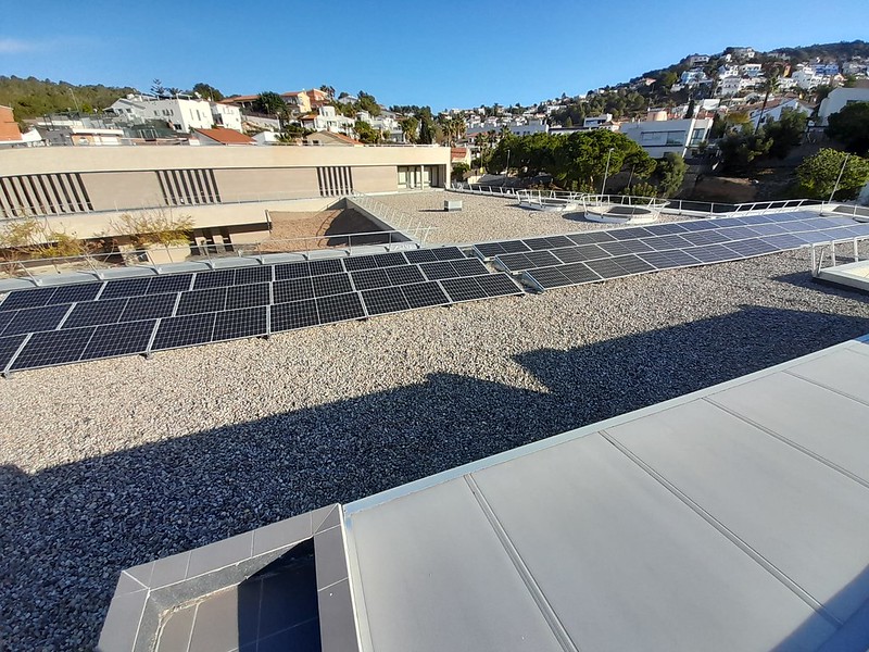 Sitges impulsa la transición energética con 321 paneles solares en edificios municipales