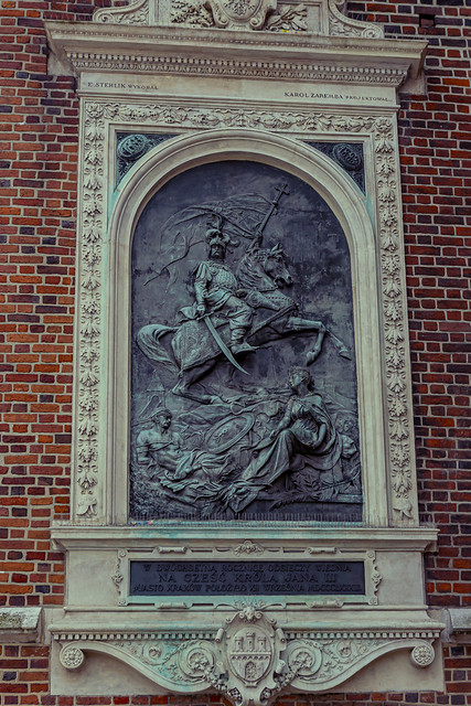 Pomnik Jana III Sobieskiego na balice Mariackiej - symbol bohaterstwa narodowego i pamiątka zwycięstwa w bitwie pod Wiedniem w 1683 roku.