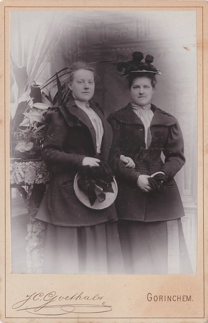 Kabinetfoto - Twee dames met hoeden en handschoenen (Onbekend - door J.C. Goethals)