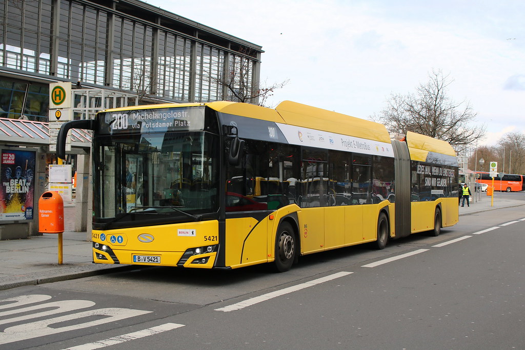 BVG: Solaris Urbino 18 electric Gelenkbus Wagen 5421 am Bahnhof Zoologischer Garten