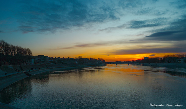 Soleil couchant sur le Rhône à Arles