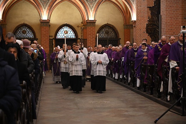 Msza św. pogrzebowa śp. bp. Piotra Krupy (Pelplin, 09.03.2024)