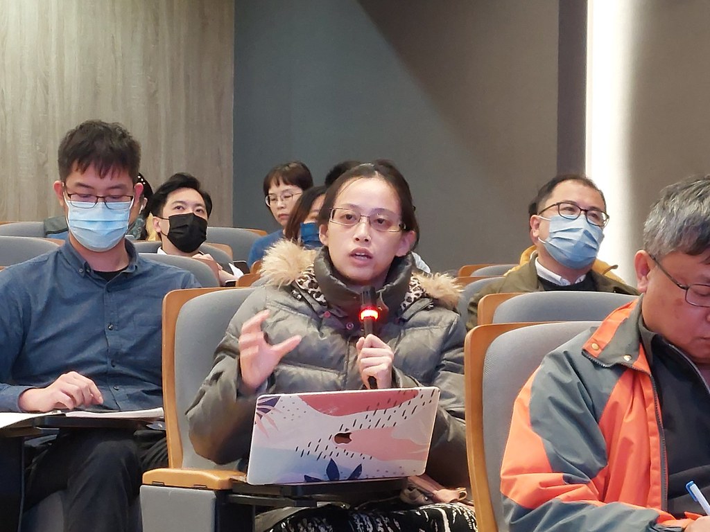 台灣氣候行動網絡研究中心研究員林雨璇建議訂出「先期專案」的交易價格上下限。攝影：陳昭宏