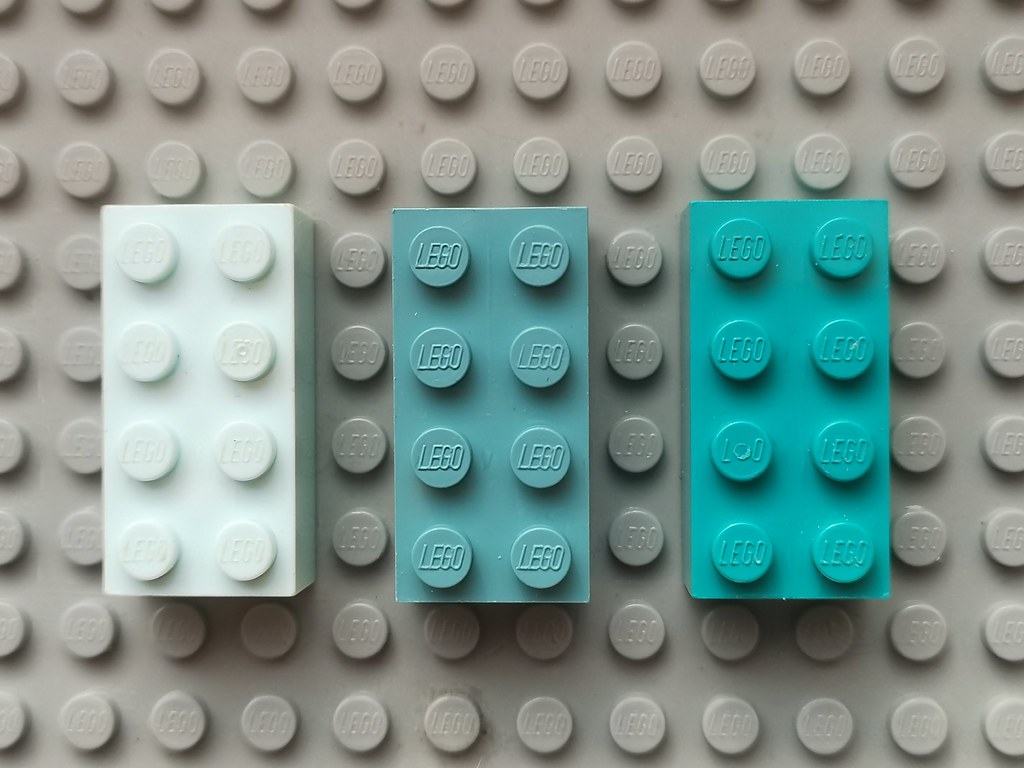 Lego BASF V-brick, closed studs - color comparison