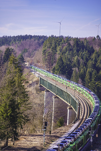 Grüne Autoschlange über Viadukt bei Deining-7308895