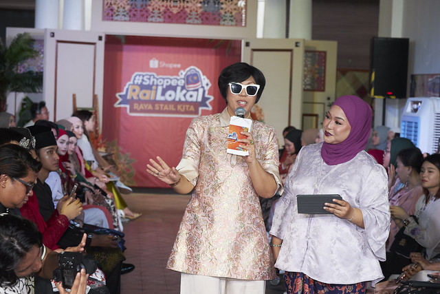 Kiffy Razak, Managing Editor of NONA, Hijabista, and Mingguan Wanita,  gave styling advice during the #ShopeeRaiLokal Raya Stail Kita fashion show