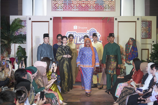#ShopeeRaiLokal Raya Stail Kita models showcased the final look_ Nostalgia Balik Kampung