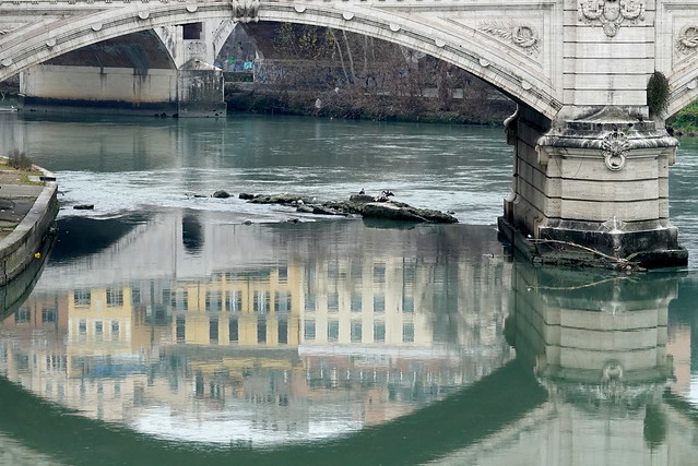 Reflet du pont Vittorio Emanuele II et de bâtiments sur le Tibre (Rome)