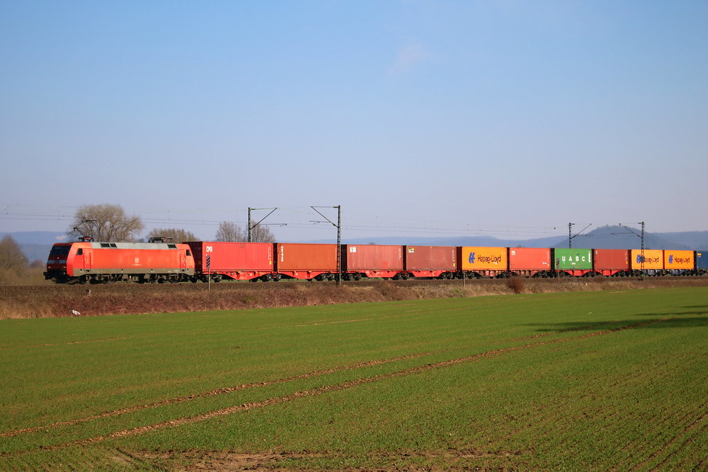 DB: 152 022-0 durchfährt mit einem Containerzug auf der Nord-Süd-Strecke das Eschweger Becken des Werratales zwischen  Eschwege West und Albungen