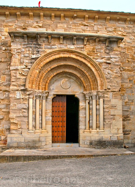 Portal românico da Igreja de São Miguel Arcanjo
