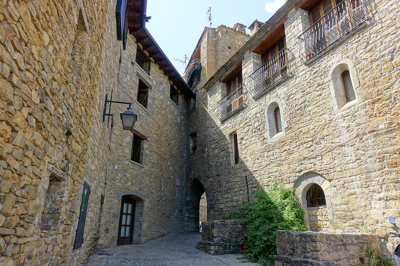 Aínsa (Huesca). Una parada imprescindible de camino hacia los Pirineos. - De viaje por España (24)
