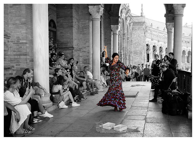 Sevilla - Flamencotänzerin vor dem Plaza de España