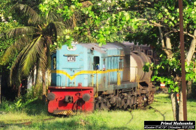 M8 841 on Oil train at C.L.Y. Maradana in 18.01.2024