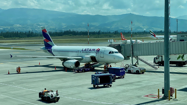 Latam Airbus A319, Flight LA 1351, Quito (UIO) to Guayaquil (GYE), Marsical Sucre International Airport (UIO), Quito, Ecuador